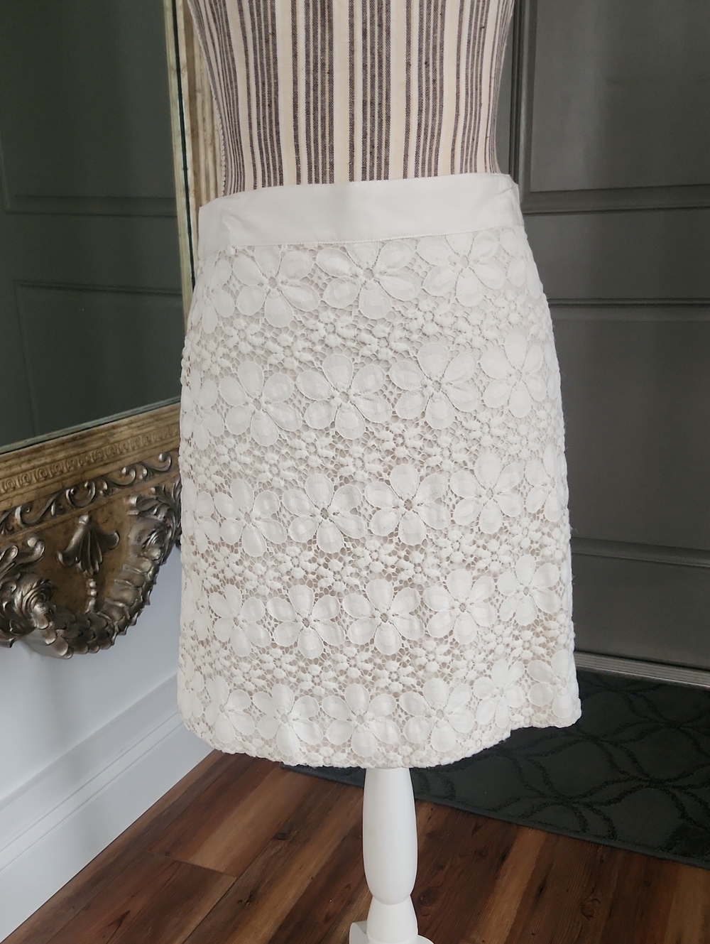 Loft Ann Taylor Women’s Cream Floral Lace Skirt